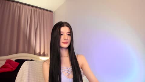 Snapshot of laura_coy chatting on January 23, 2025, 8:35 pm Laura online show from January 23, 2025, 8:35 pm