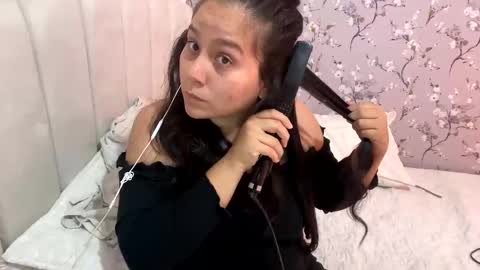 Snapshot of laura_d23 chatting on January 21, 2025, 2:00 am laura online show from January 21, 2025, 2:00 am