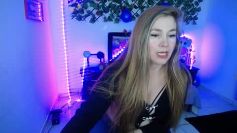 laura evans  online show from September 10, 2025, 5:02 pm