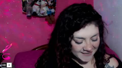 Snapshot of laura_fountain_ chatting on April 17, 2026, 8:45 pm weedcam Curly Laura OF online show from April 17, 2026, 8:45 pm