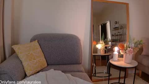 Laura Lee. online show from April 9, 2026, 1:27 am