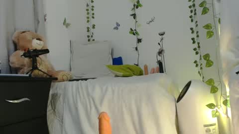laura lovingxxx online show from February 3, 2025, 11:15 pm