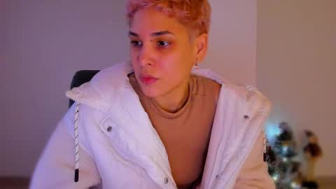 Snapshot of laura_r23 chatting on December 23, 2025, 12:19 am Laura Rose online show from December 23, 2025, 12:19 am