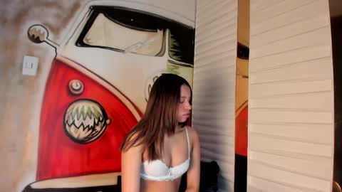 Snapshot of laura_serena chatting on April 15, 2026, 11:28 am laura_serena online show from April 15, 2026, 11:28 am