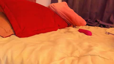 Snapshot of laura_soe chatting on September 25, 2025, 6:55 pm LAURA SOE online show from September 25, 2025, 6:55 pm