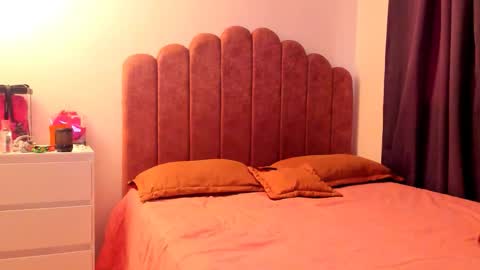 Snapshot of laura_soe chatting on October 16, 2025, 4:08 pm LAURA SOE online show from October 16, 2025, 4:08 pm