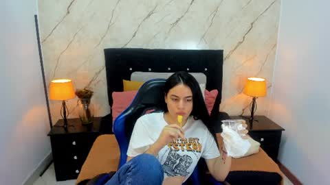 Snapshot of laura_soe chatting on June 22, 2026, 1:52 pm LAURA SOE online show from June 22, 2026, 1:52 pm