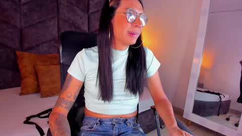 lauraagomezz__ online show from January 28, 2025, 7:32 pm
