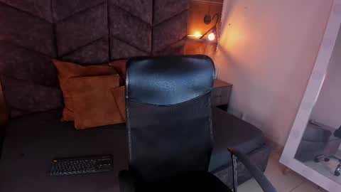 lauraagomezz__ online show from February 3, 2025, 7:52 pm