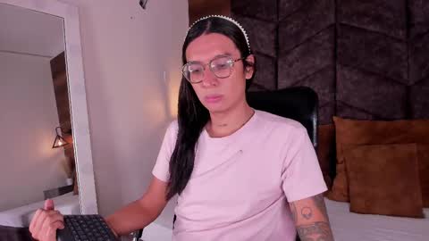 lauraagomezz__ online show from February 9, 2025, 12:19 pm
