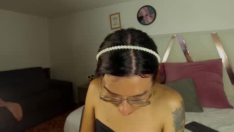 lauraagomezz__ online show from March 2, 2025, 5:25 pm