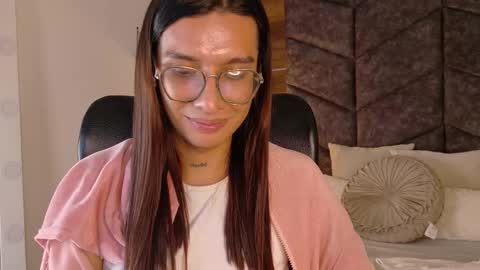 lauraagomezz__ online show from September 16, 2025, 11:39 pm