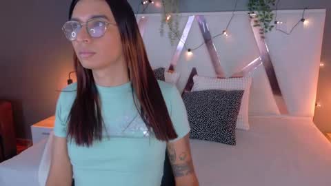 lauraagomezz__ online show from September 20, 2025, 8:43 pm