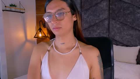 lauraagomezz__ online show from September 29, 2025, 7:40 pm