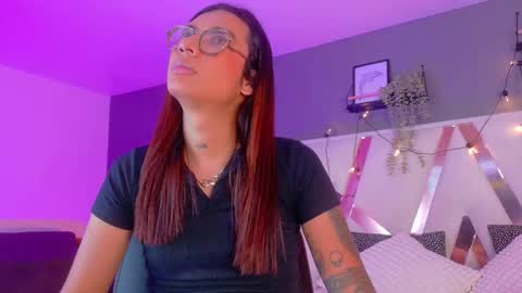 lauraagomezz__ online show from October 2, 2025, 7:43 pm