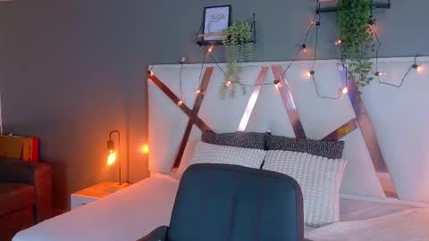 lauraagomezz__ online show from October 3, 2025, 7:55 pm