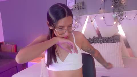 lauraagomezz__ online show from October 4, 2025, 7:34 pm