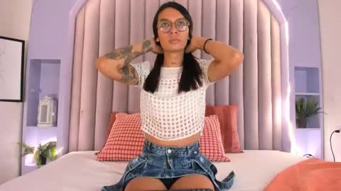 lauraagomezz__ online show from October 6, 2025, 7:33 pm