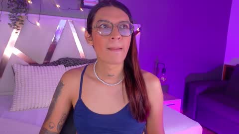 lauraagomezz__ online show from October 10, 2025, 7:35 pm