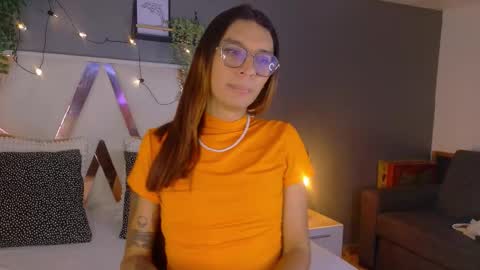 lauraagomezz__ online show from October 13, 2025, 7:36 pm