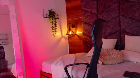 lauraagomezz__ online show from October 16, 2025, 7:48 pm