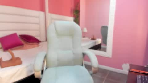 Laura online show from December 17, 2025, 1:28 pm