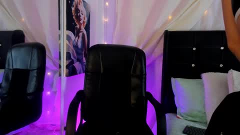 Laura Blue online show from October 20, 2025, 9:48 pm