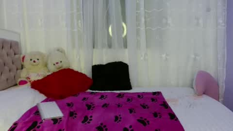lauracb          online show from December 5, 2024, 6:21 am