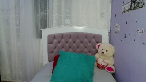 lauracb          online show from January 5, 2025, 6:46 am