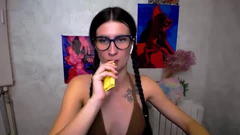 Snapshot of lauradre_ chatting on September 20, 2025, 9:21 am Laura online show from September 20, 2025, 9:21 am