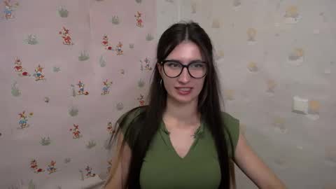 Snapshot of lauradre_ chatting on October 7, 2025, 8:22 am Laura online show from October 7, 2025, 8:22 am
