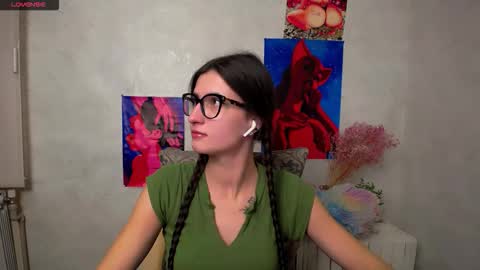 Snapshot of lauradre_ chatting on October 22, 2025, 7:52 am Laura online show from October 22, 2025, 7:52 am