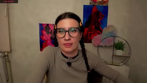 Snapshot of lauradre_ chatting on October 26, 2025, 9:37 am Laura online show from October 26, 2025, 9:37 am