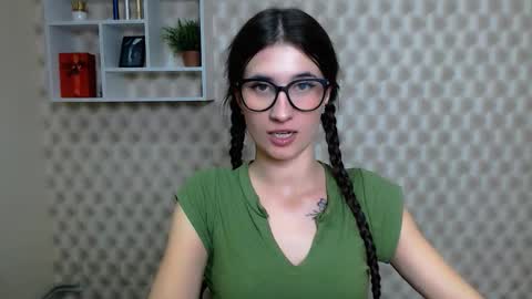 Snapshot of lauradre_ chatting on November 5, 2025, 11:43 am Laura online show from November 5, 2025, 11:43 am