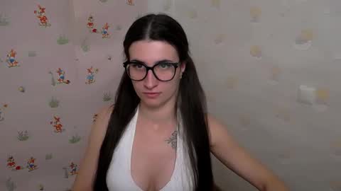 Snapshot of lauradre_ chatting on November 8, 2025, 11:32 am Laura online show from November 8, 2025, 11:32 am