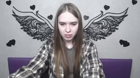 LauraHlot online show from April 22, 2026, 5:43 am