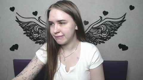 LauraHlot online show from April 26, 2026, 5:43 pm