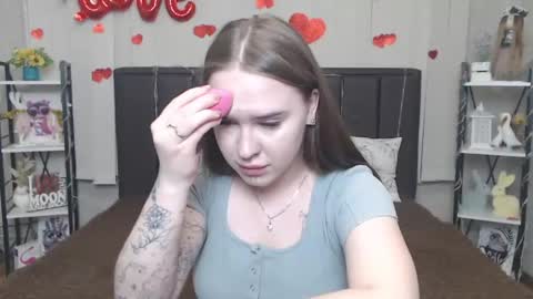 LauraHlot online show from May 9, 2026, 5:40 pm