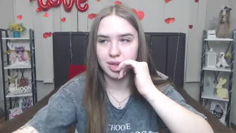 LauraHlot online show from May 12, 2026, 6:10 am