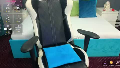 LauraMirage online show from December 19, 2024, 7:40 pm