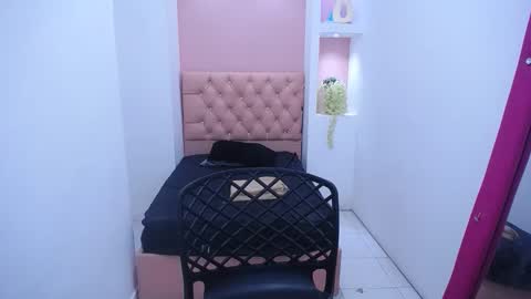 lauramossart online show from October 6, 2025, 3:15 am