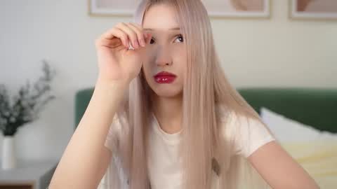 Snapshot of lauramusk chatting on October 2, 2025, 8:10 am Laura online show from October 2, 2025, 8:10 am