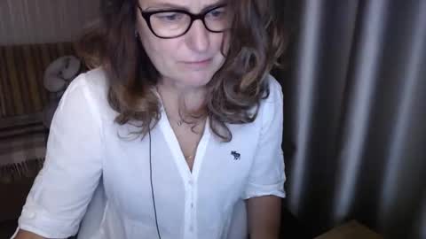 Lauraoven1 online show from November 18, 2025, 4:00 pm