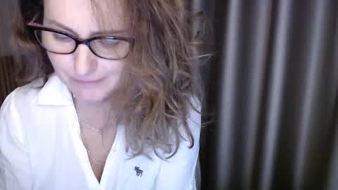 Lauraoven1 online show from December 3, 2025, 1:20 pm