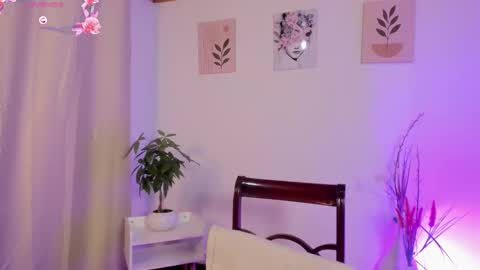 Snapshot of lauraricci_ chatting on October 1, 2025, 10:21 am Laurita Aries online show from October 1, 2025, 10:21 am