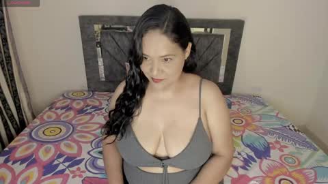 laurasofia01 online show from April 24, 2026, 11:18 pm