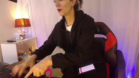Laura Sofia online show from May 4, 2026, 5:36 am