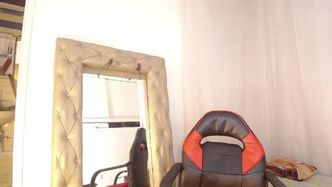 Laura Sofia online show from May 9, 2026, 3:34 am