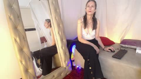 Laura Sofia online show from June 17, 2026, 4:15 am