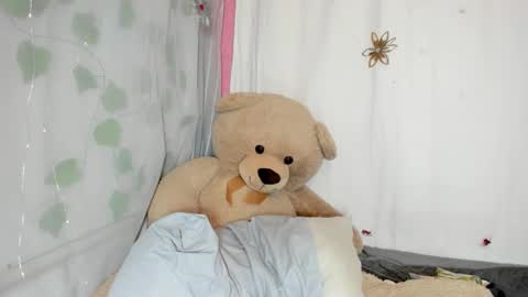 laure_li online show from February 23, 2025, 2:40 am